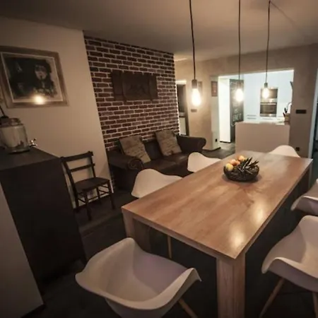 Artsy Loft With Balcony And Free Parking Apartmán