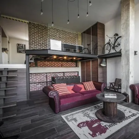 Artsy Loft With Balcony And Free Parking Apartmán